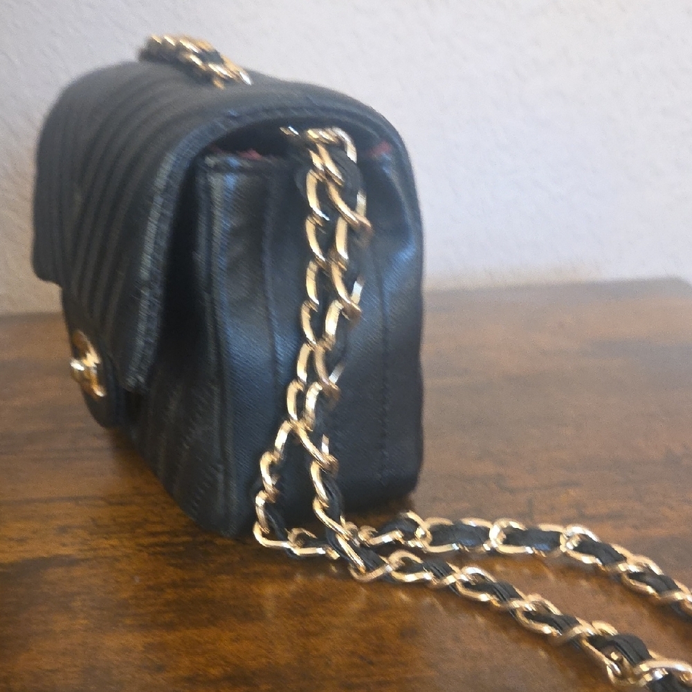 Elegant Black Quilted Handbag - Picture 6 of 7